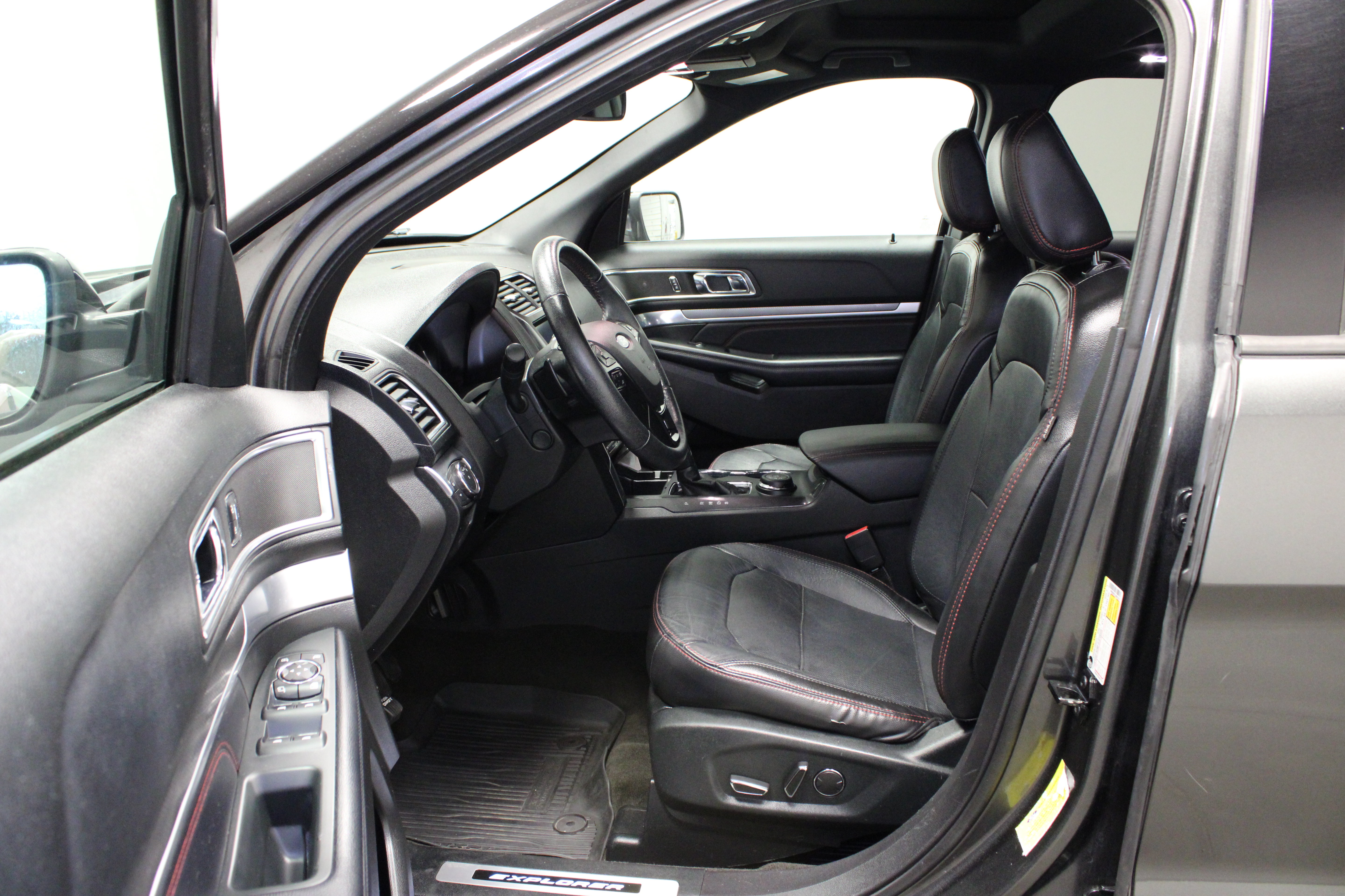 Used 2018 Ford Explorer Sport w/ Equipment Group 401A AWD/4WD image 18