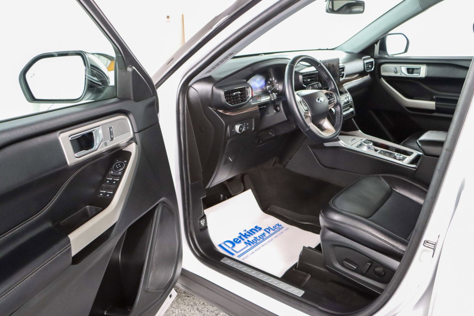 Used 2022 Ford Explorer Limited image 3