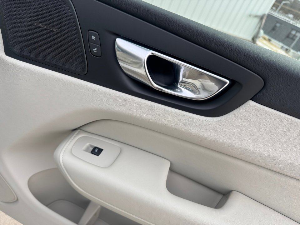 Used 2023 Volvo XC60 B5 Plus w/ Protection Package Premier image 31