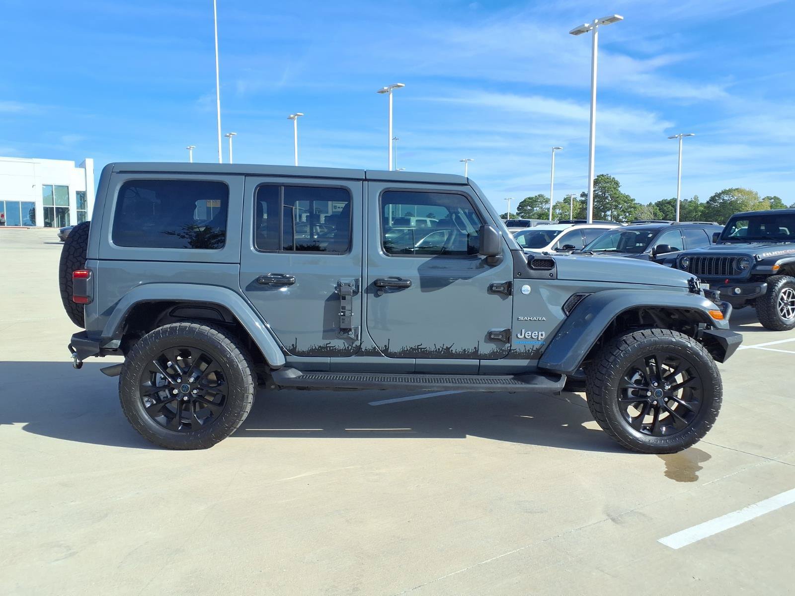 Used 2024 Jeep Wrangler Unlimited Sahara AWD/4WD image 5