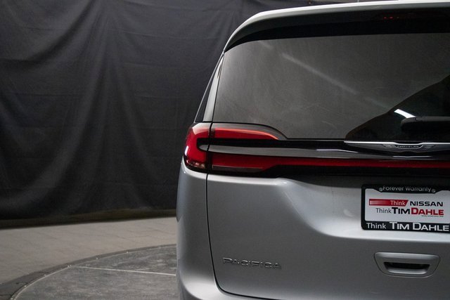 Used 2024 Chrysler Pacifica Touring-L image 12