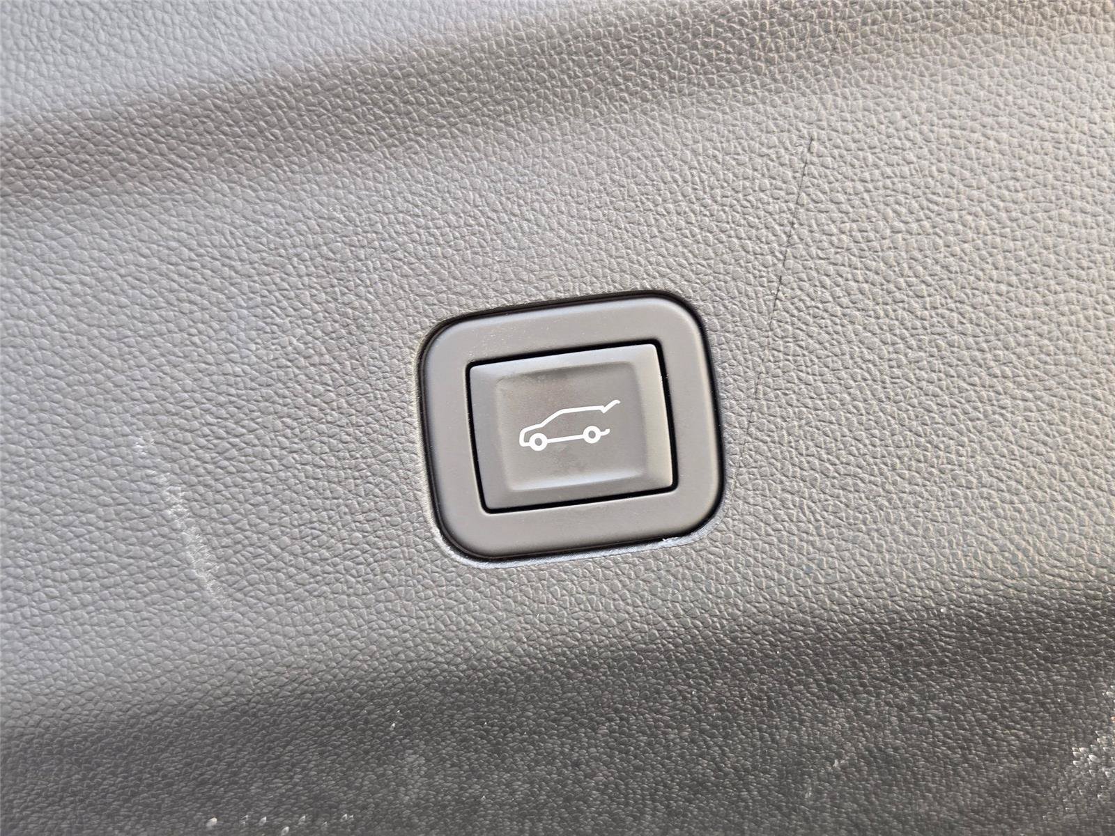 Used 2025 GMC Yukon Denali RWD image 34