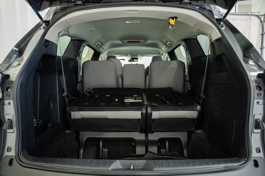 Used 2025 Toyota Sienna LE FWD image 9