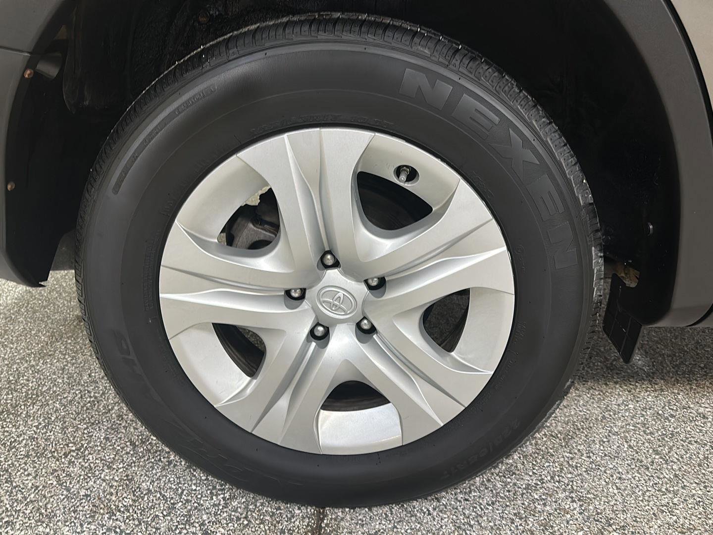 Used 2015 Toyota RAV4 LE AWD/4WD image 10