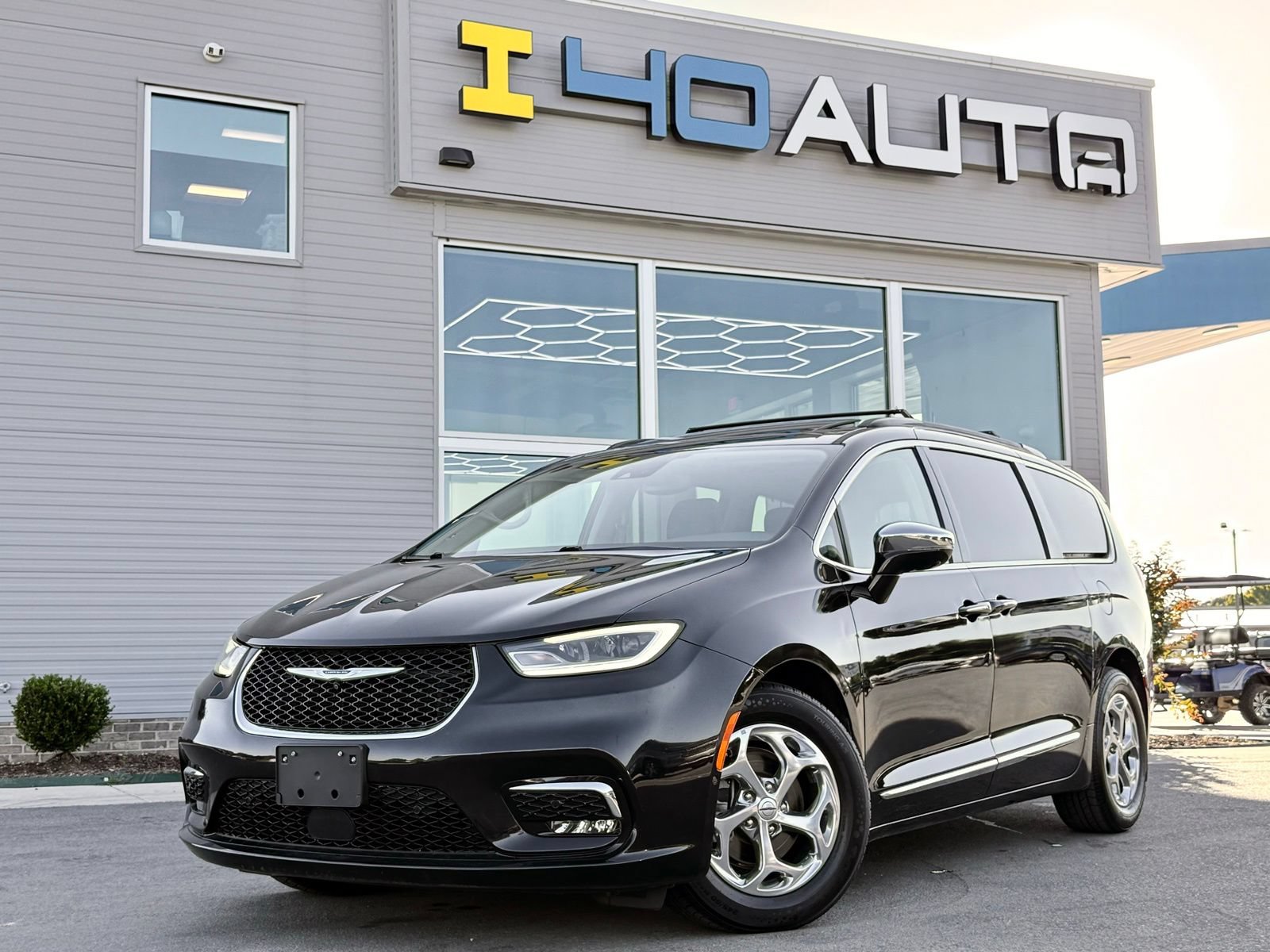 Used 2022 Chrysler Pacifica Limited FWD image 1