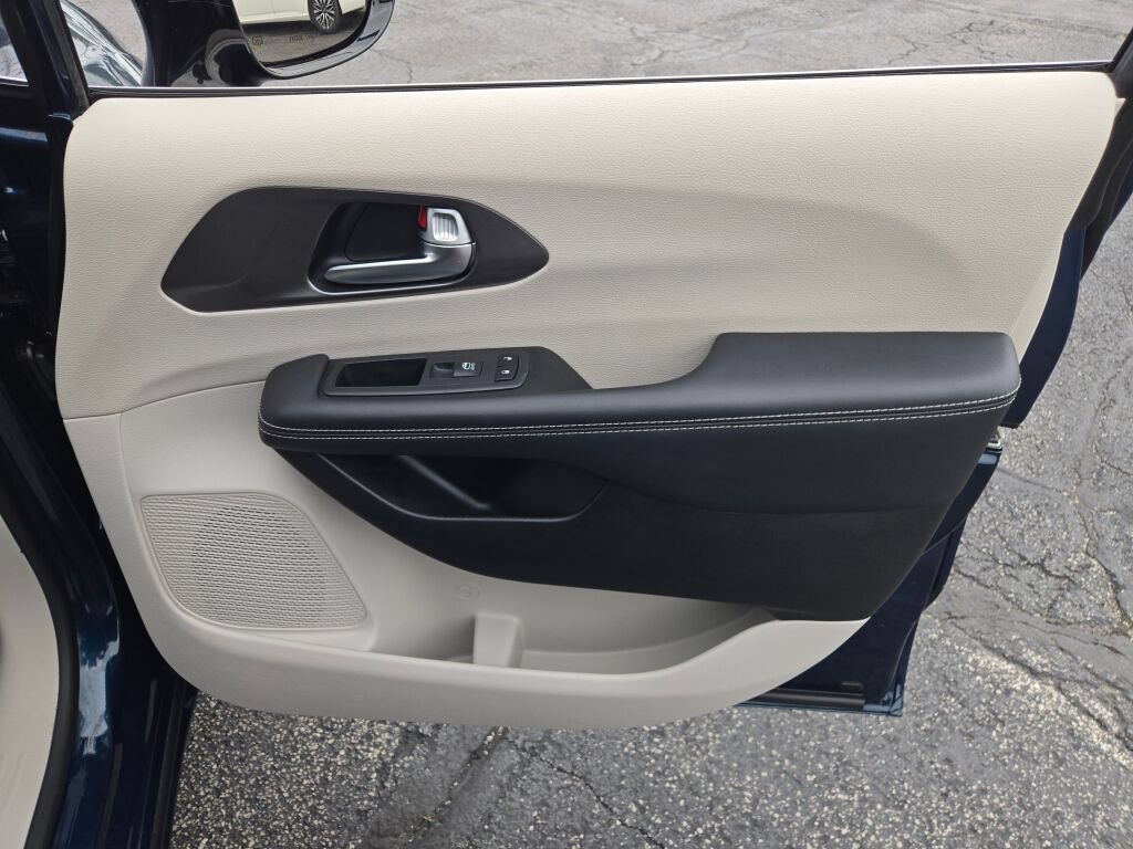Certified 2024 Chrysler Pacifica Limited FWD image 14