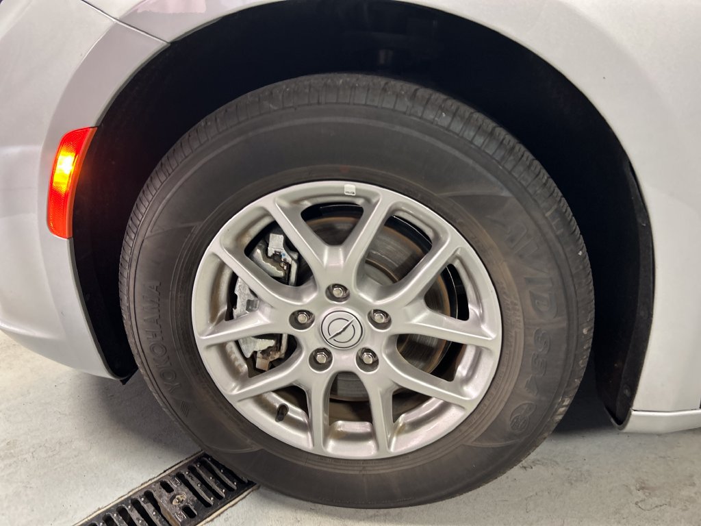 Used 2026 Chrysler Pacifica Select FWD image 9