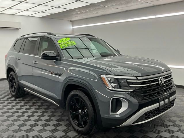 Used 2025 Volkswagen Atlas Peak Edition SE image 3