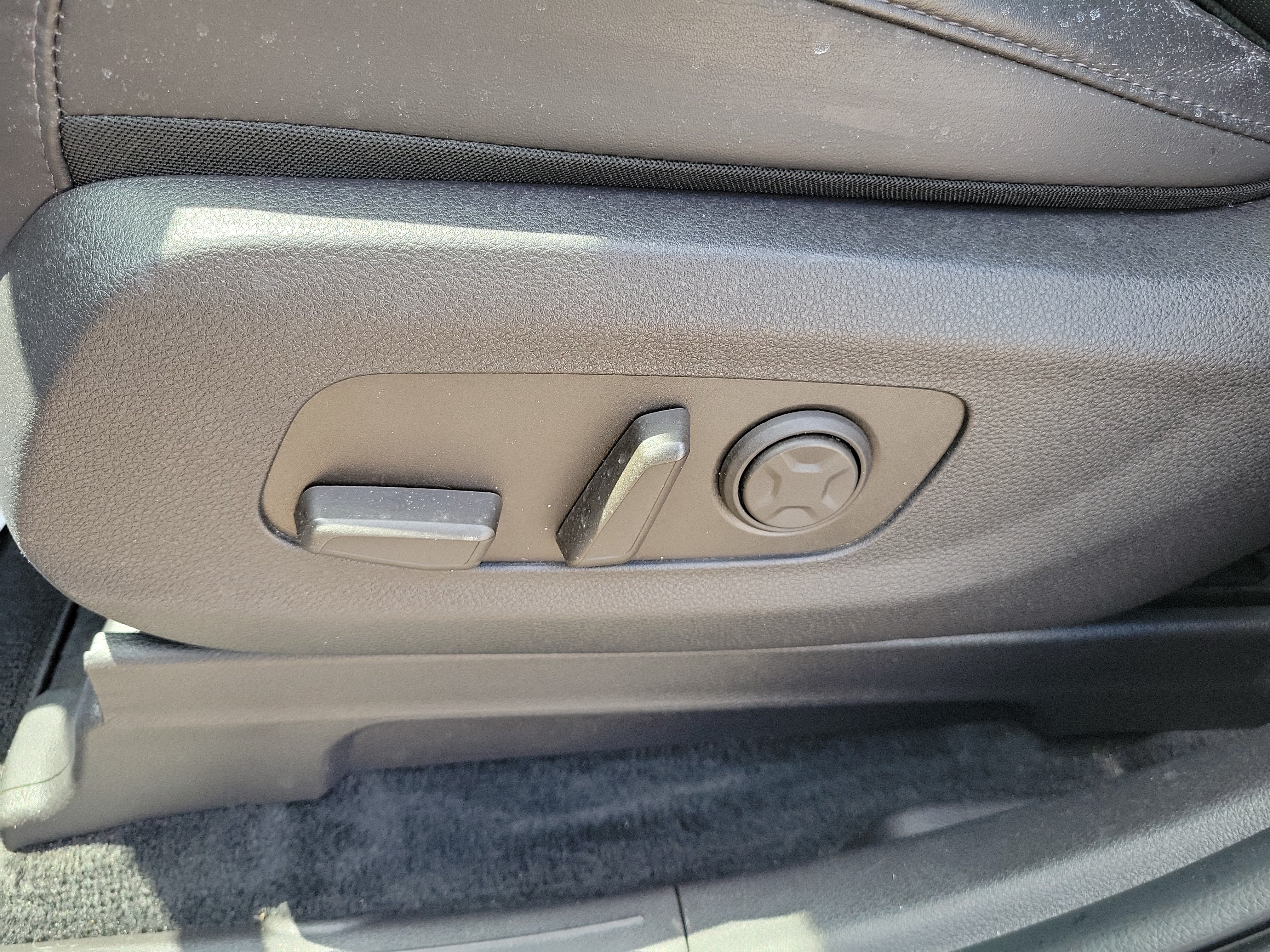 Used 2025 Kia Carnival FWD image 15