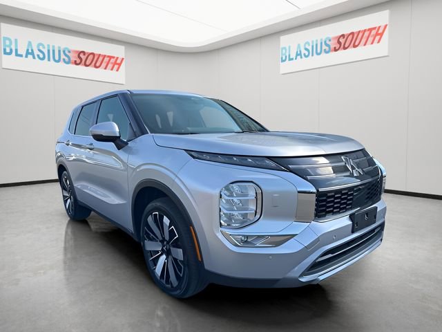 Used 2025 Mitsubishi Outlander SE image 1