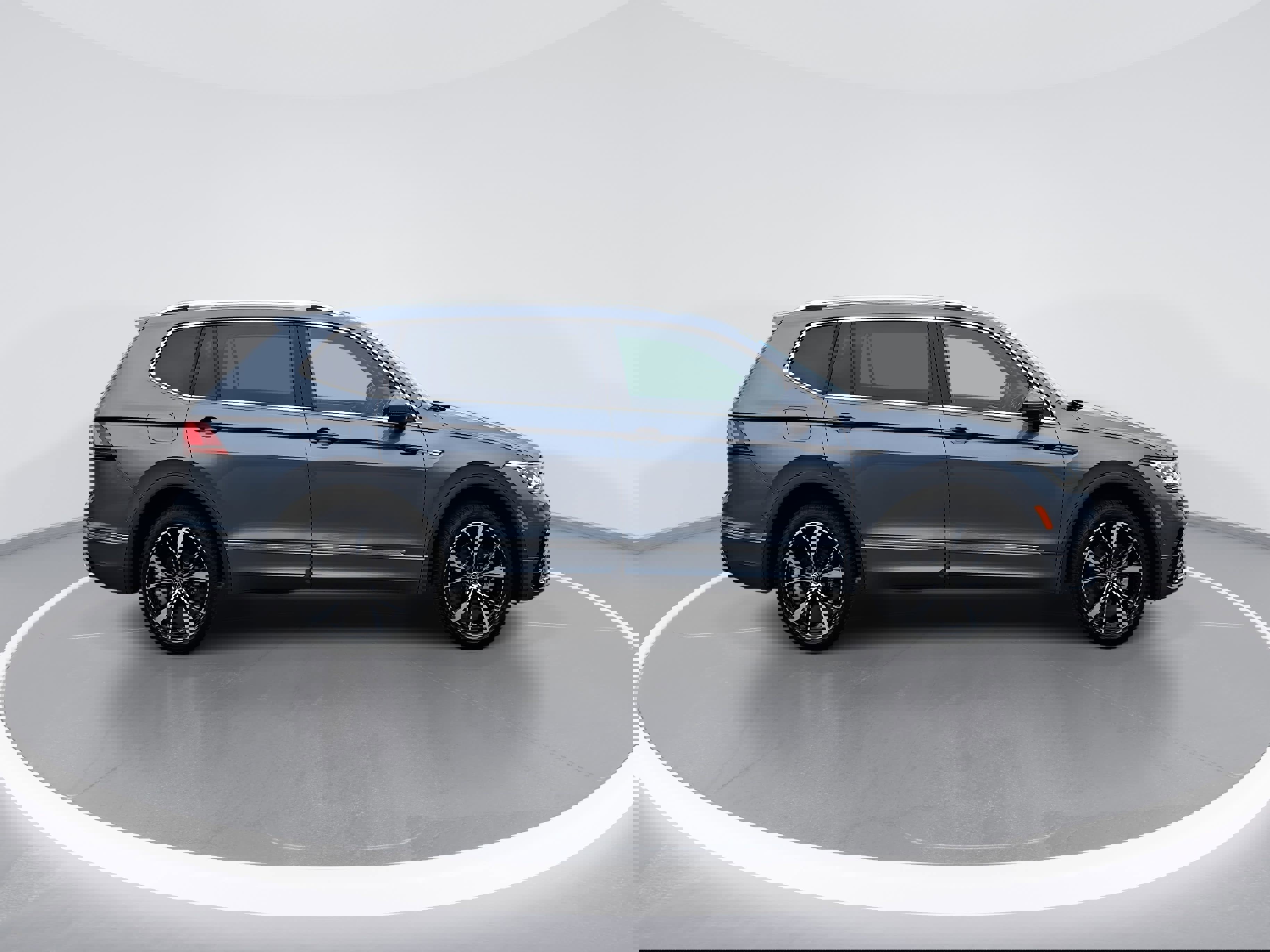 Certified 2024 Volkswagen Tiguan SEL R-Line image 2