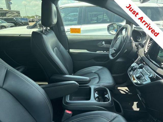 Used 2025 Chrysler Pacifica Select FWD image 14