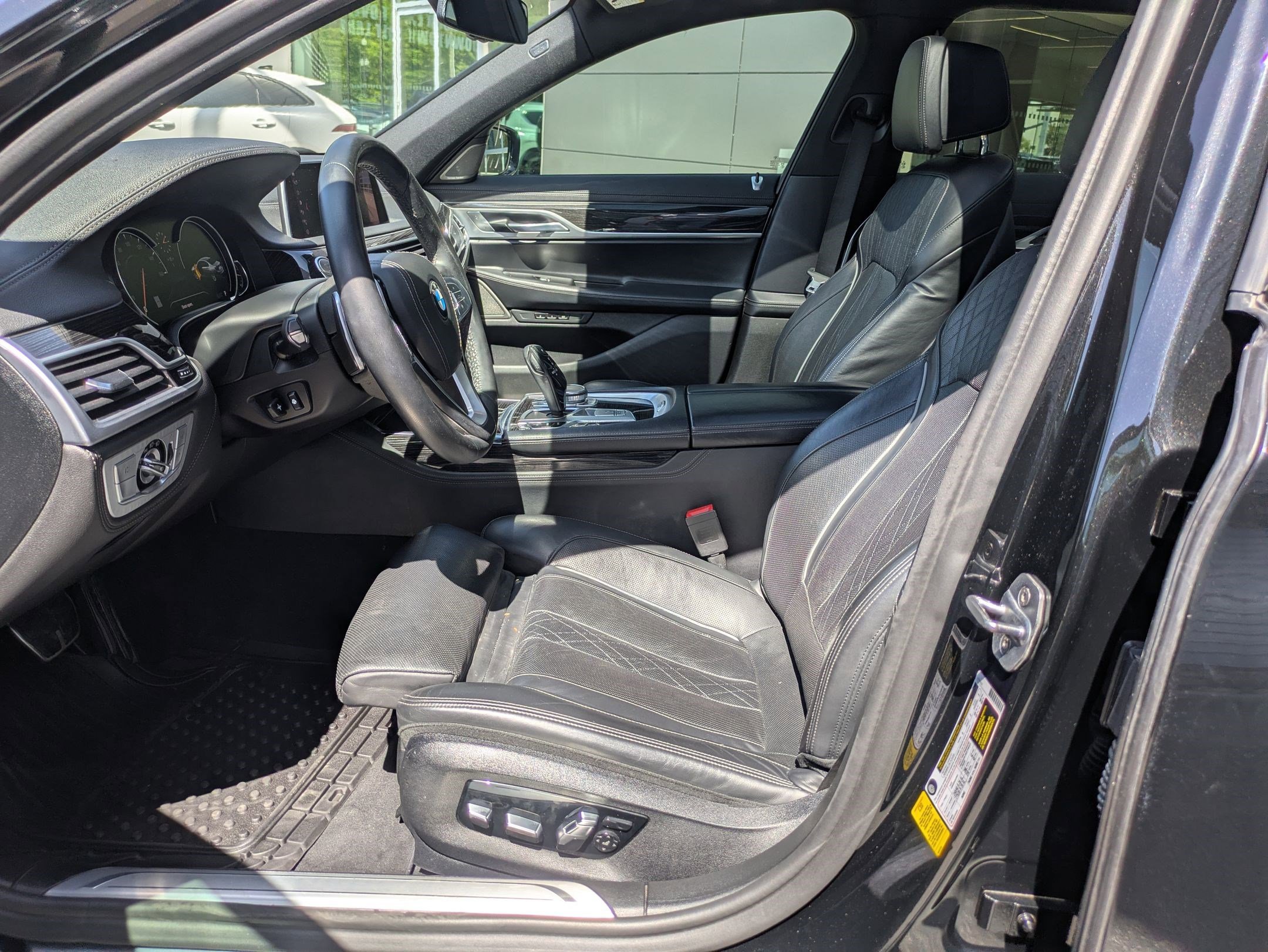 Used 2019 BMW 750i w/ M Sport Package RWD image 15