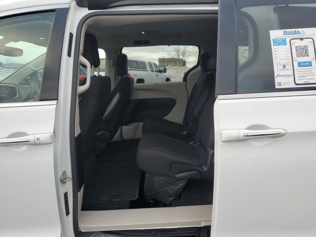 Used 2018 Chrysler Pacifica Touring Plus image 32