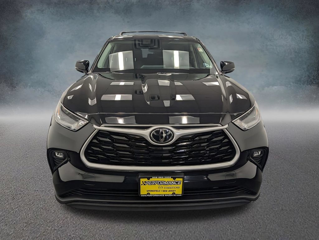 Used 2022 Toyota Highlander LE AWD/4WD image 2