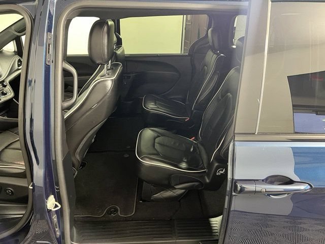 Certified 2025 Chrysler Pacifica Limited FWD image 18