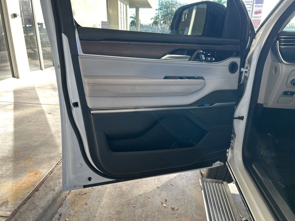 Used 2023 Jeep Grand Wagoneer L Series II image 54