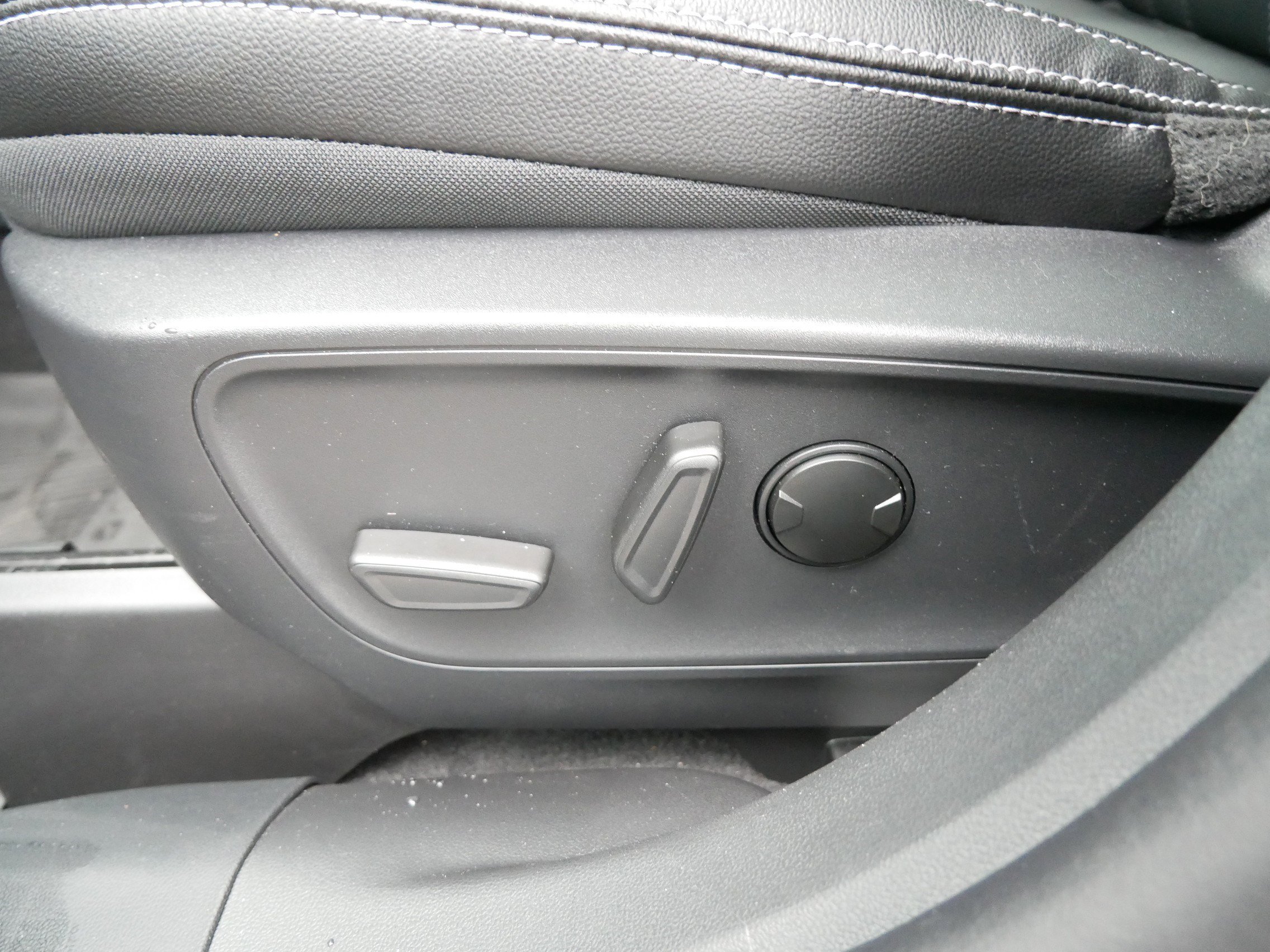 Used 2025 Ford Escape SE w/ PHEV Premium Package FWD image 19