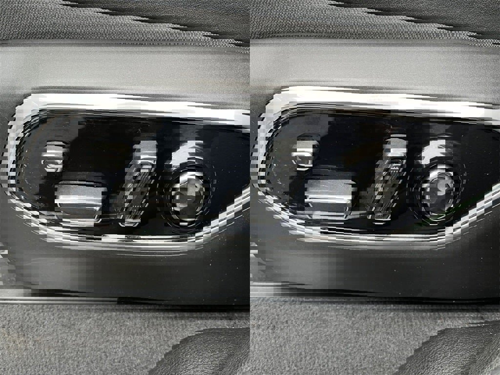 Used 2024 Jeep Grand Cherokee Overland w/ Luxury Tech Group IV image 13