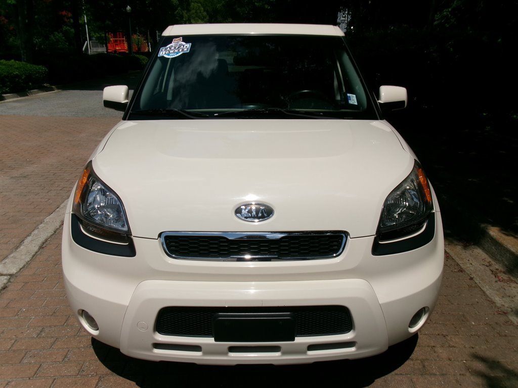 Used 2011 Kia Soul ! FWD image 2