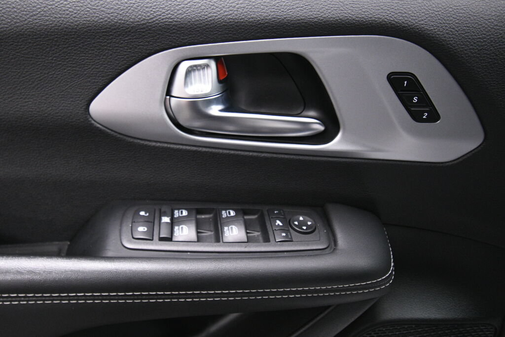 Used 2025 Chrysler Pacifica Limited FWD image 11