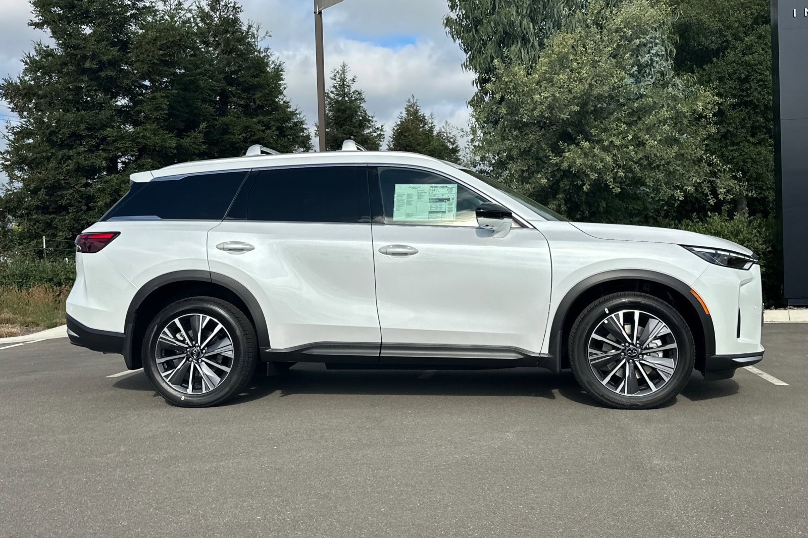 New 2027 INFINITI QX60 Luxe w/ Family Package AWD/4WD image 3