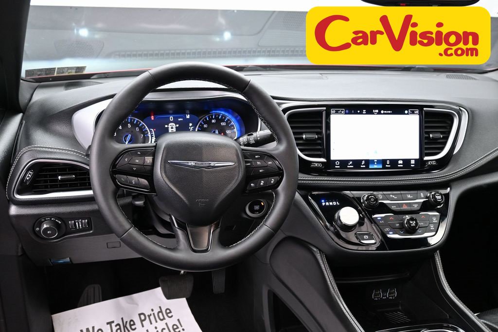 Used 2025 Chrysler Pacifica Limited image 33