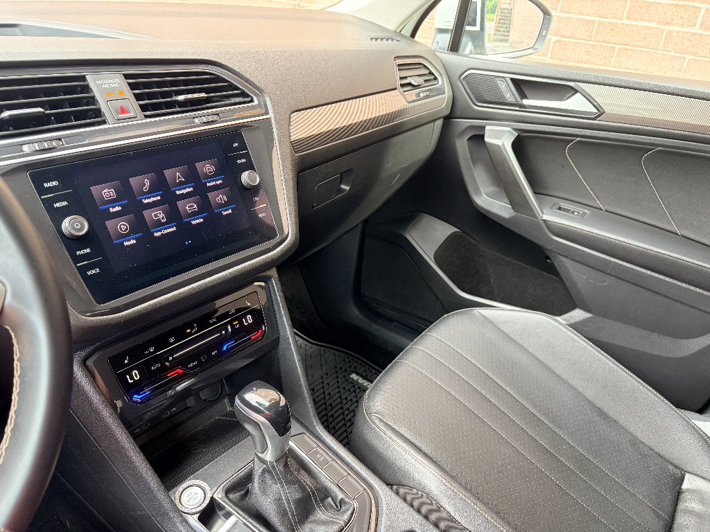 Used 2022 Volkswagen Tiguan SE w/ Panoramic Sunroof Package FWD image 20