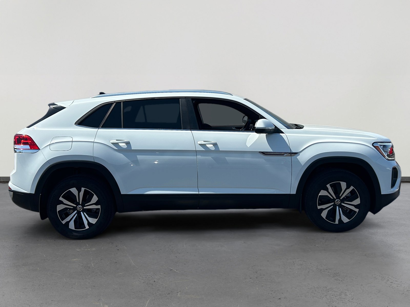 Certified 2025 Volkswagen Atlas Cross Sport SE FWD image 6