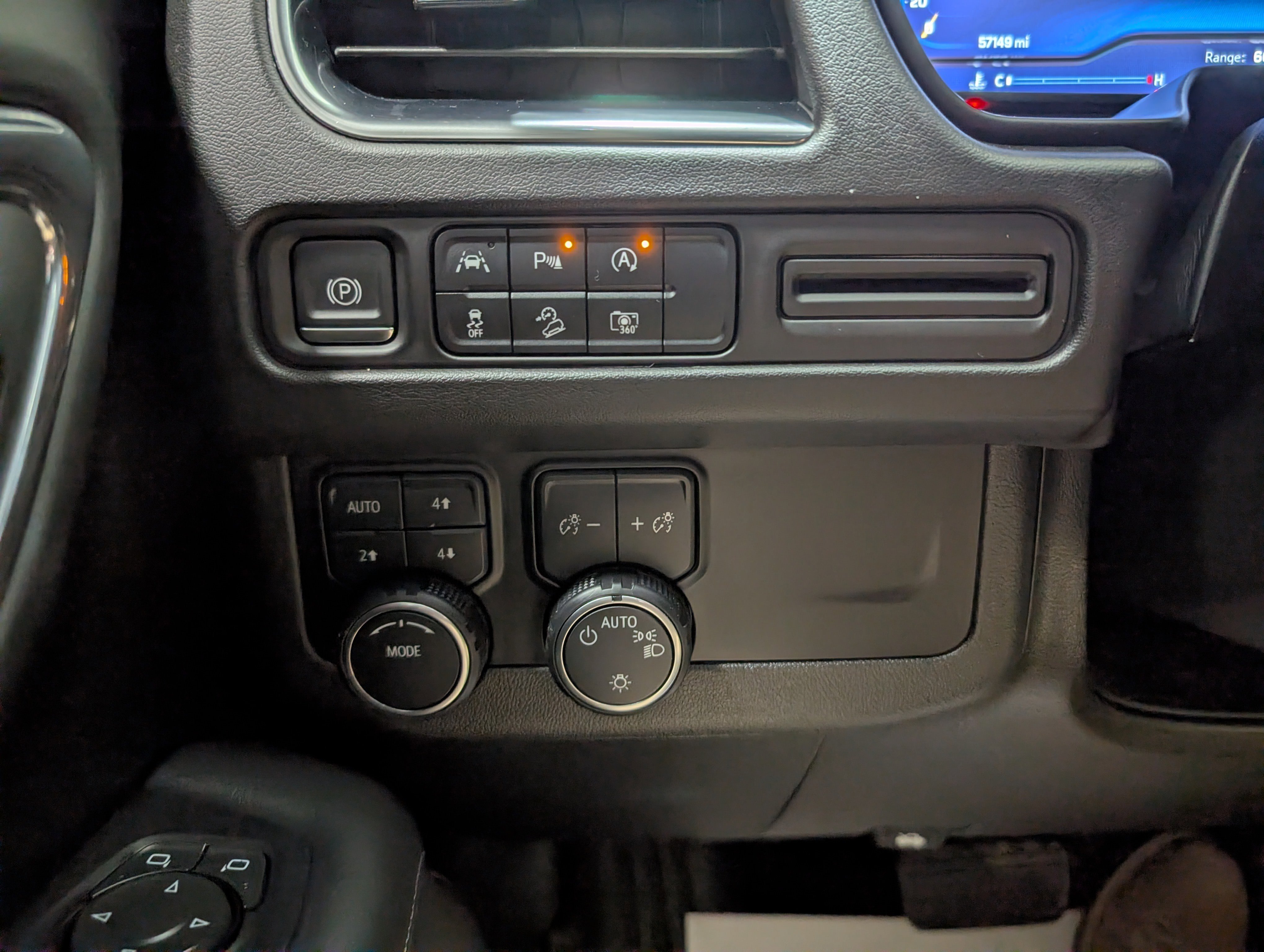 Used 2023 Chevrolet Suburban Z71 w/ Luxury Package image 25