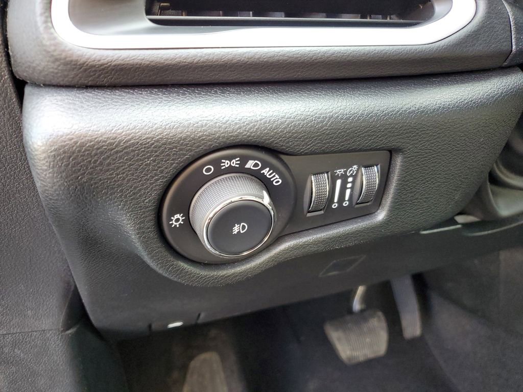 Used 2025 Chrysler Pacifica Select image 13