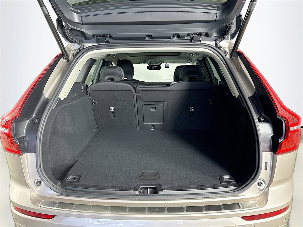 Used 2025 Volvo XC60 B5 Core w/ Protection Package Premier image 26