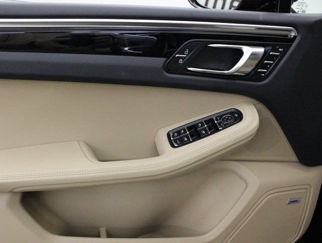 Used 2024 Porsche Macan AWD/4WD image 23