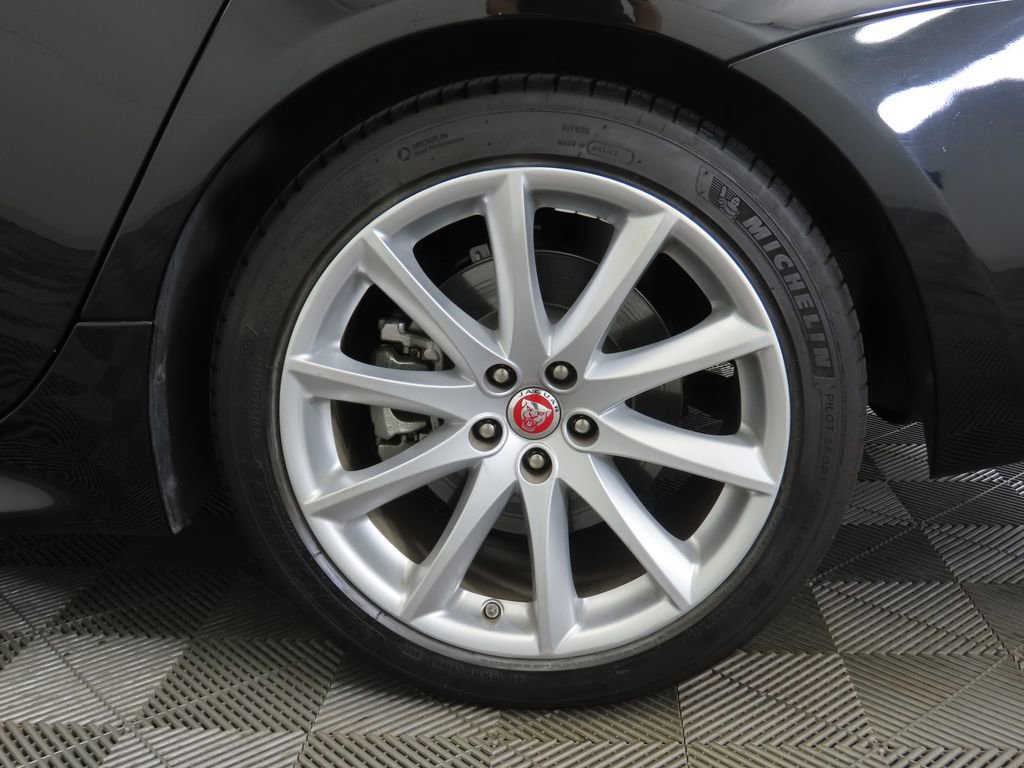 Used 2019 Jaguar XJ R-Sport image 32