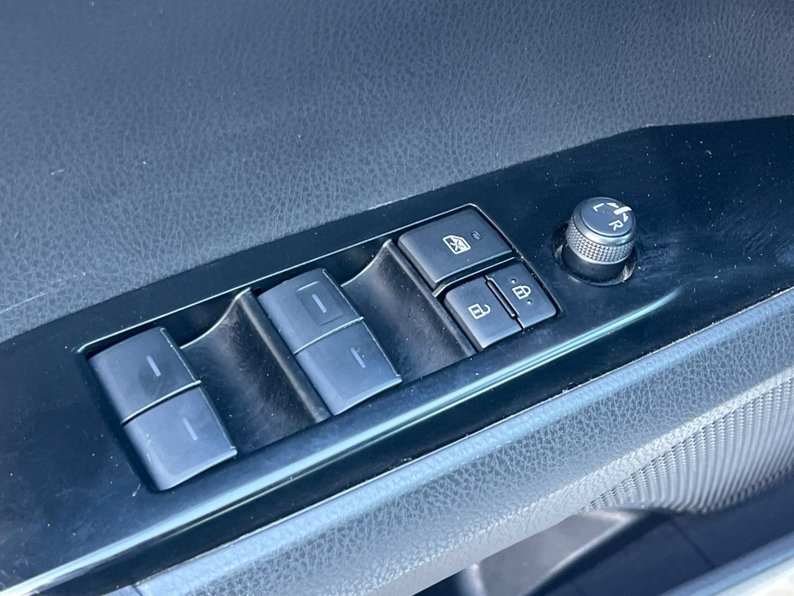 Used 2025 Toyota Camry SE FWD image 11