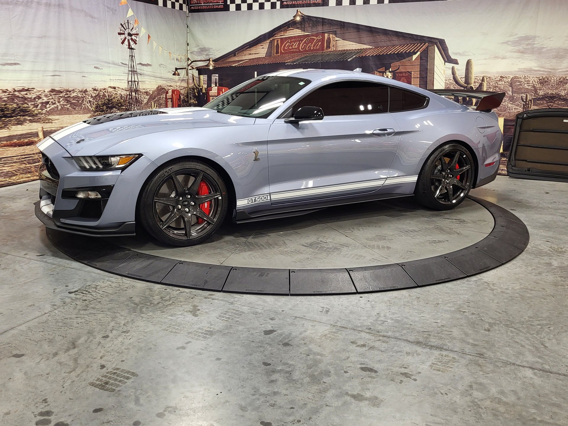 Used 2022 Ford Mustang Shelby GT500 w/ Carbon Fiber Track Pack RWD image 3