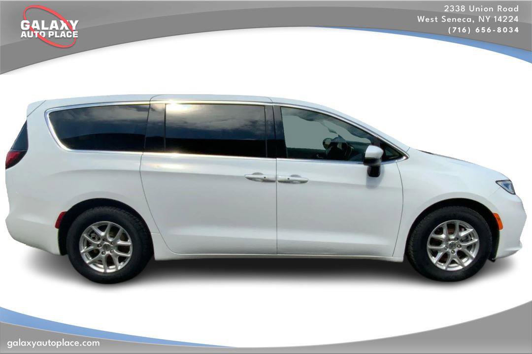 Used 2023 Chrysler Pacifica Touring-L FWD image 4