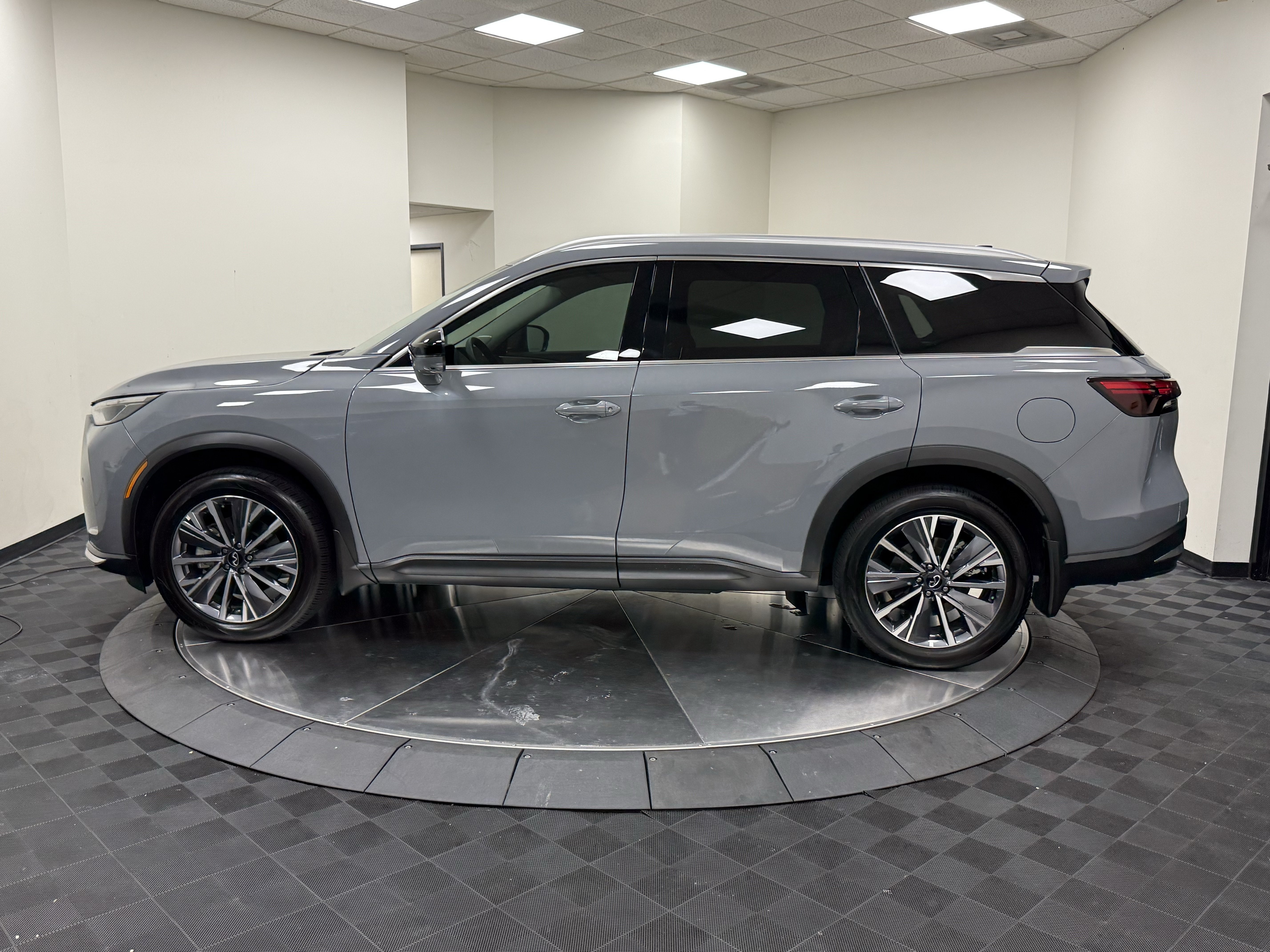 Certified 2027 INFINITI QX60 Luxe w/ Cargo Package FWD image 4