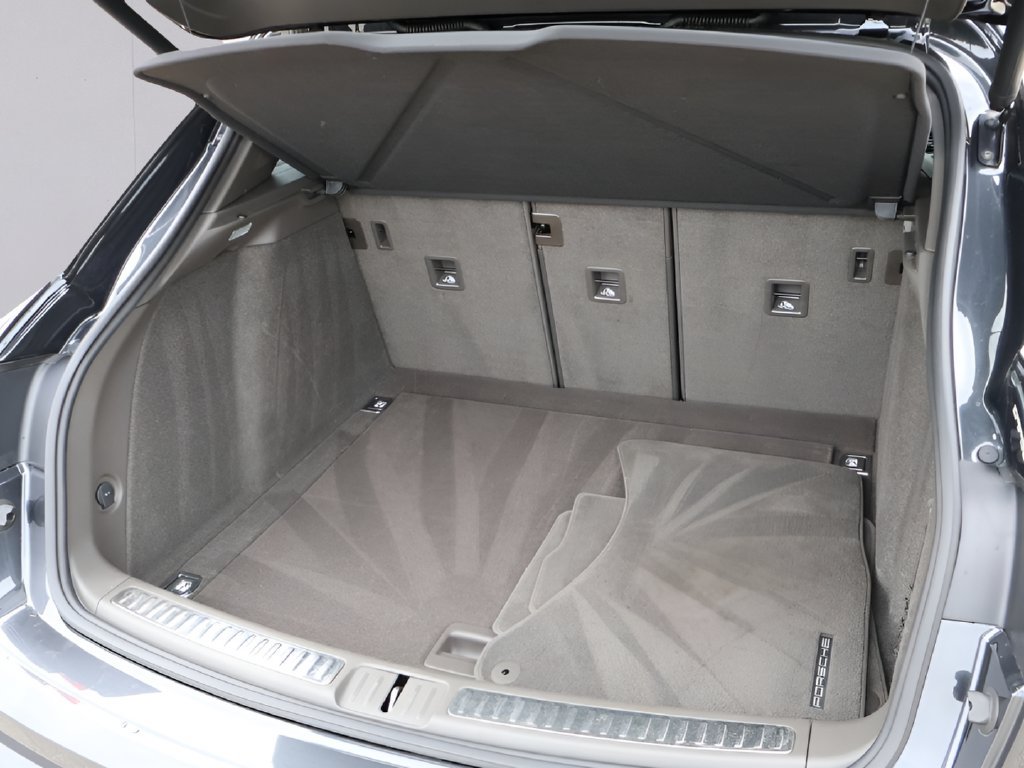 Certified 2024 Porsche Macan AWD/4WD image 17