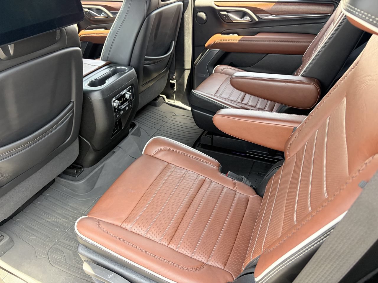 Used 2024 GMC Yukon Denali Ultimate AWD/4WD image 16