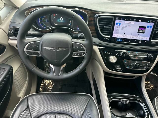 Used 2023 Chrysler Pacifica Limited FWD image 16