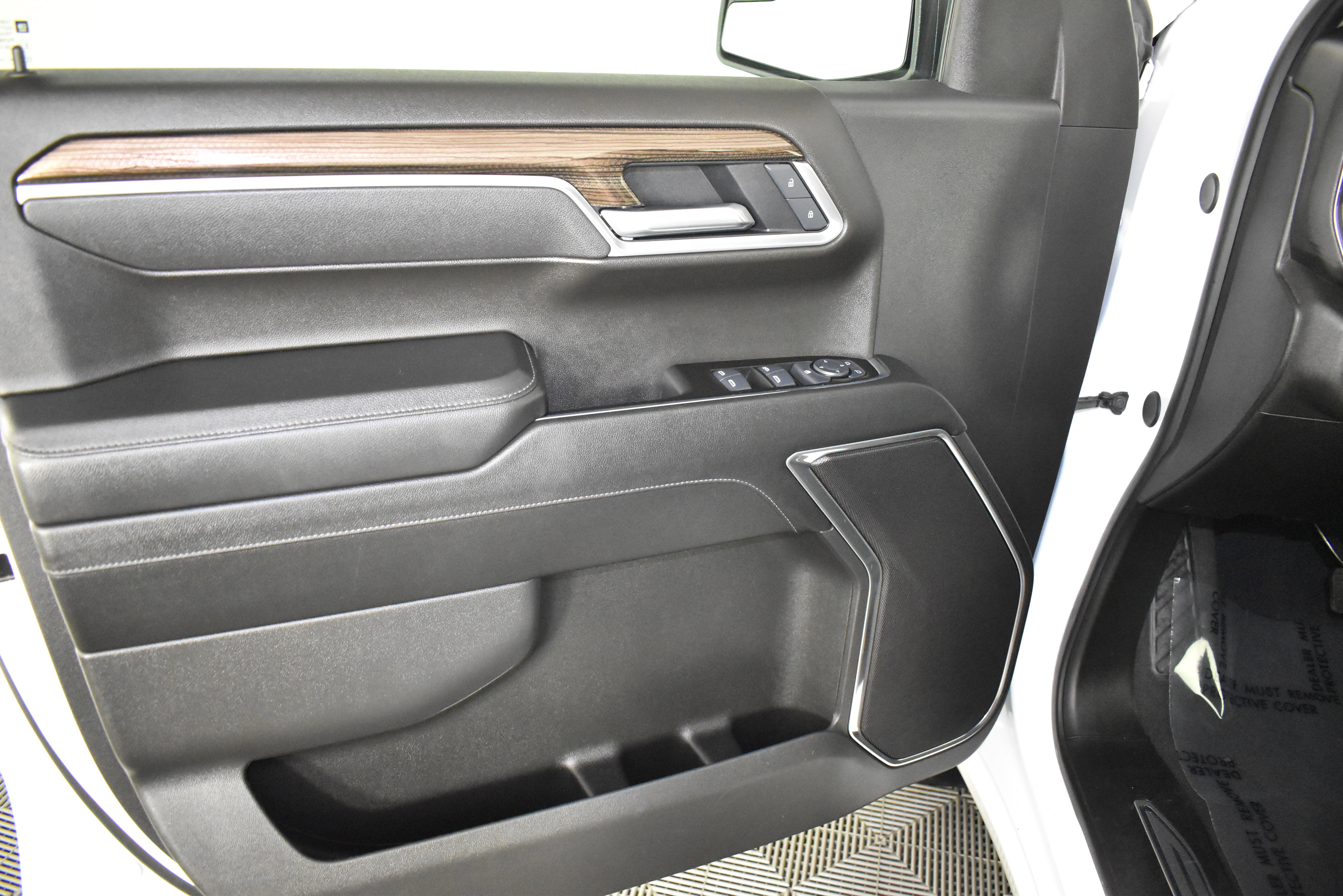 Used 2025 Chevrolet Silverado 1500 LT image 40