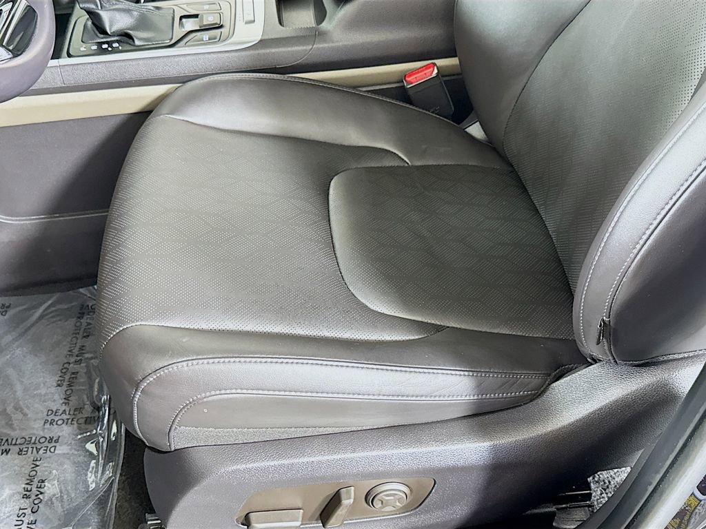 Used 2025 Kia Carnival FWD image 19
