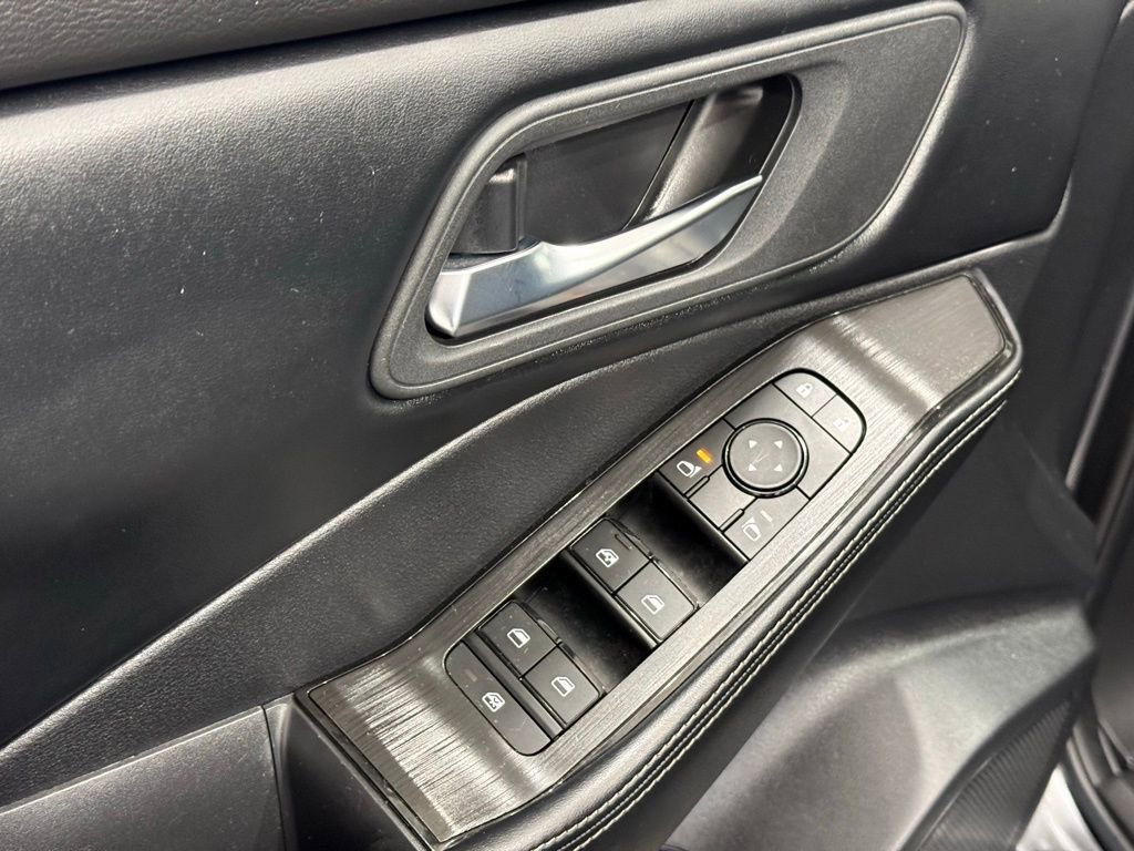 Used 2025 Nissan Rogue SV FWD image 14