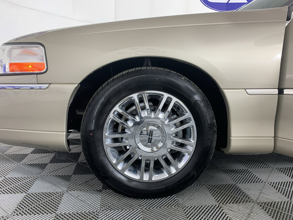 Used 2009 Lincoln Town Car Signature L image 12