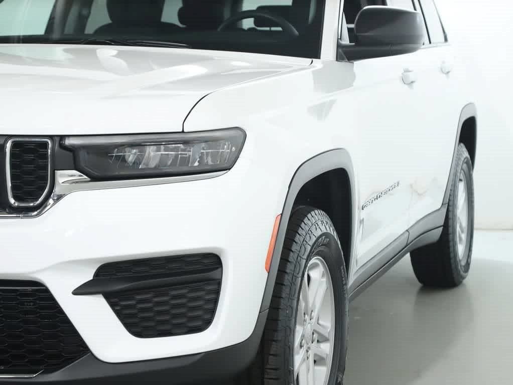 Used 2023 Jeep Grand Cherokee Laredo AWD/4WD image 4