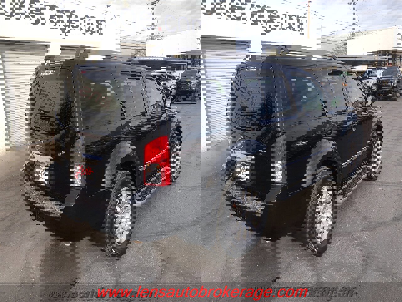 Used 2008 Nissan Pathfinder LE w/ Navigation Pkg image 8