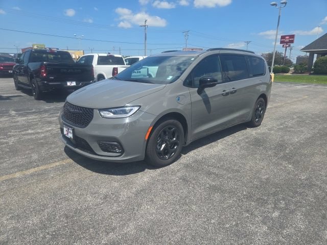 Used 2024 Chrysler Pacifica Premium