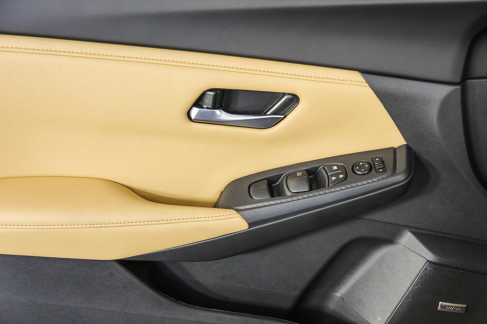 Used 2025 Nissan Sentra SV w/ SV Premium Package image 21