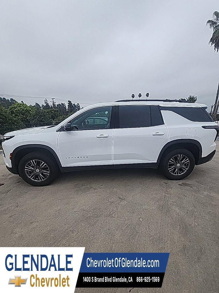 Used 2025 Chevrolet Traverse LT FWD image 3